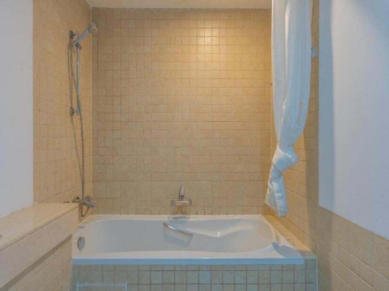 Elegant Overlooking Mall Fountain. Apartment