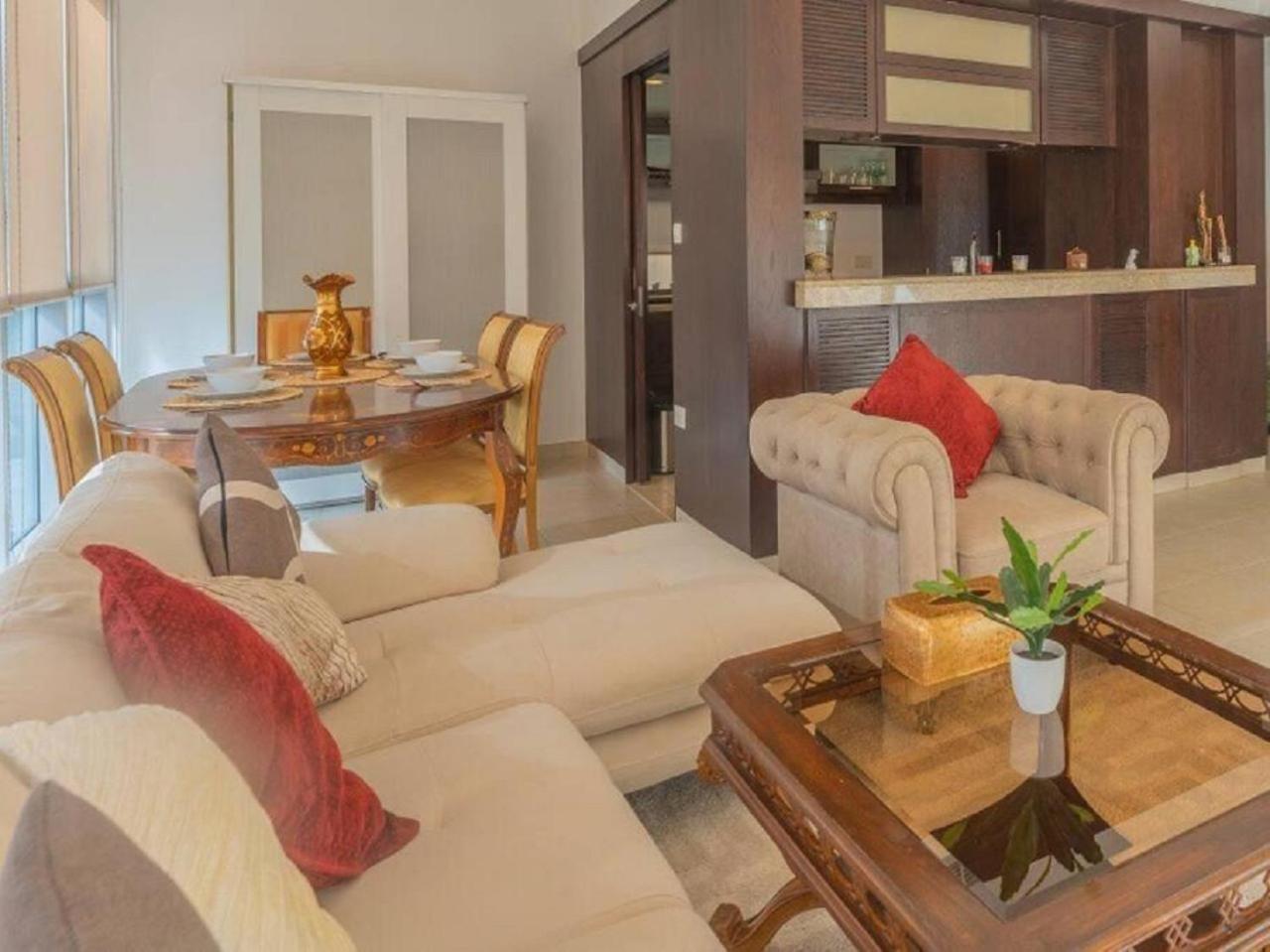 Elegant Overlooking Mall Fountain. Apartment *