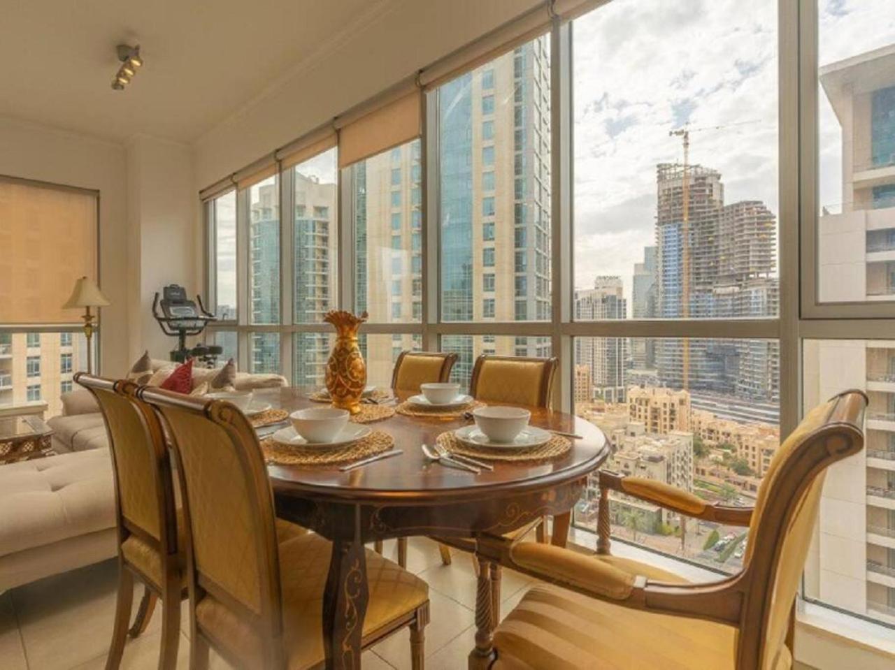 Elegant Overlooking Mall Fountain. Apartment *