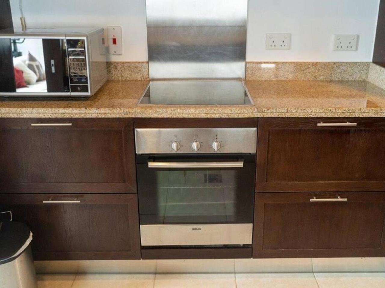 Elegant Overlooking Mall Fountain. Apartment Dubai