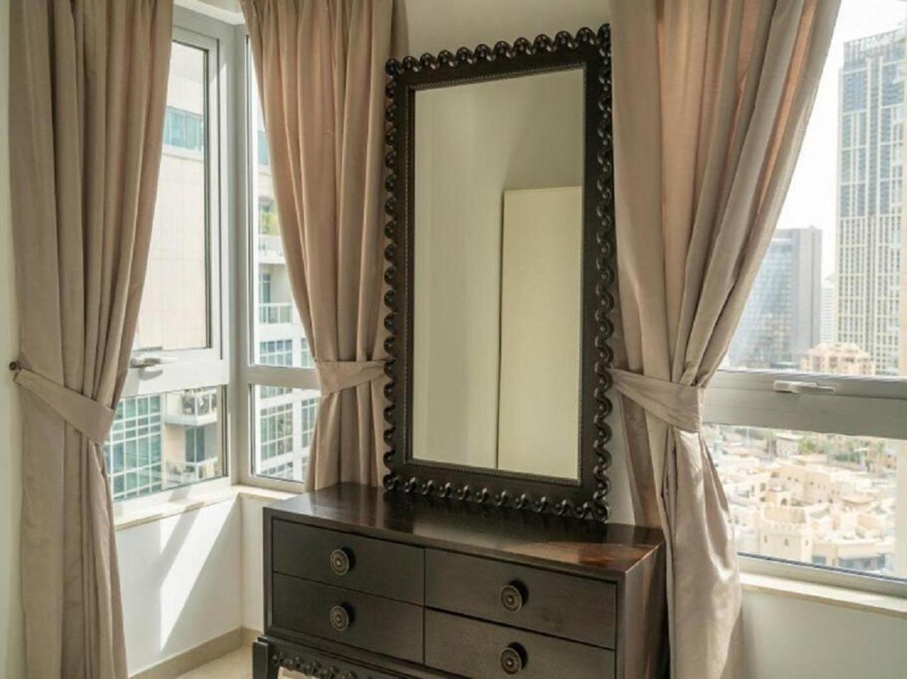 Elegant Overlooking Mall Fountain. Apartment