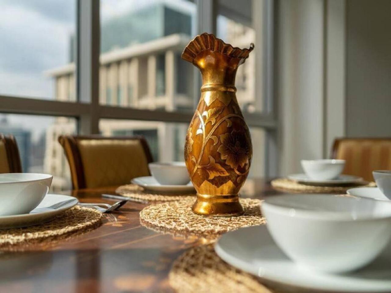 Elegant Overlooking Mall Fountain. Apartment *