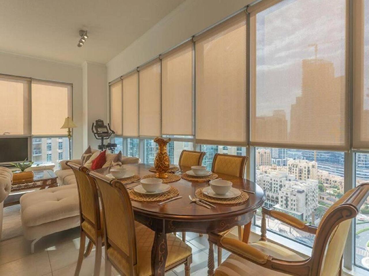 Elegant Overlooking Mall Fountain. Apartment Dubai