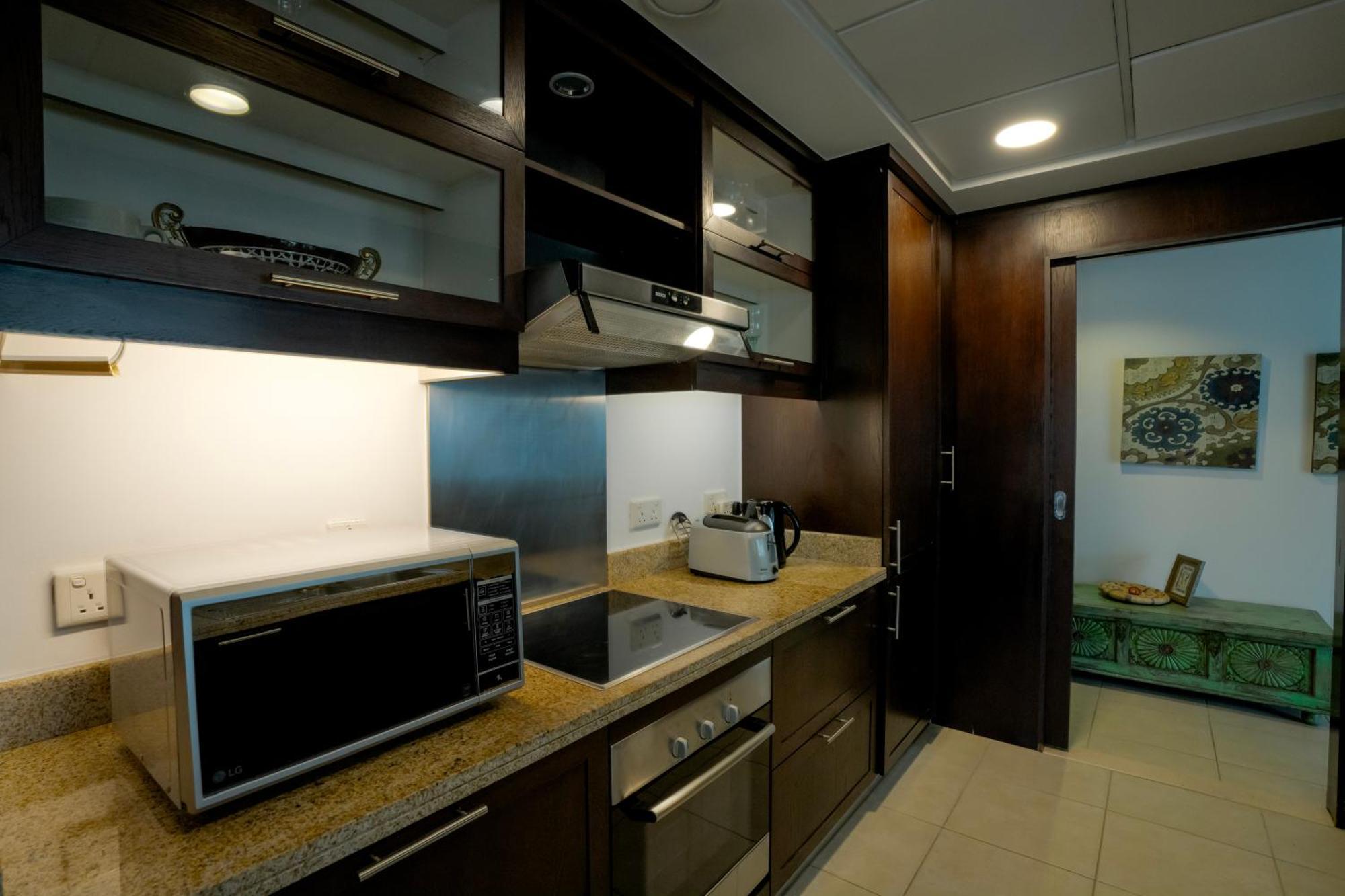 Elegant Overlooking Mall Fountain. Apartment Dubai