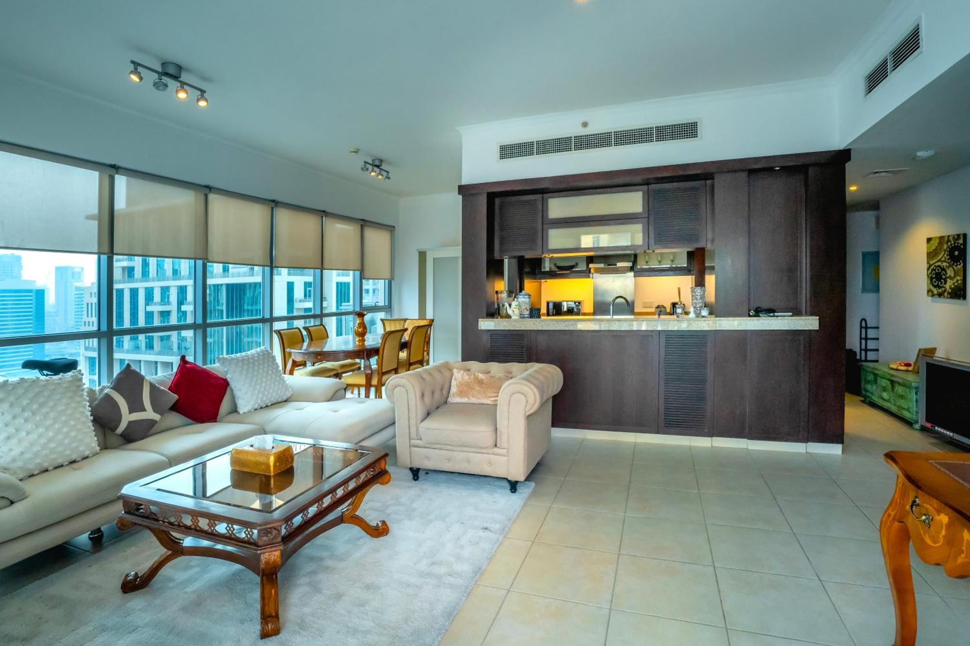 Elegant Overlooking Mall Fountain. Apartment Dubai