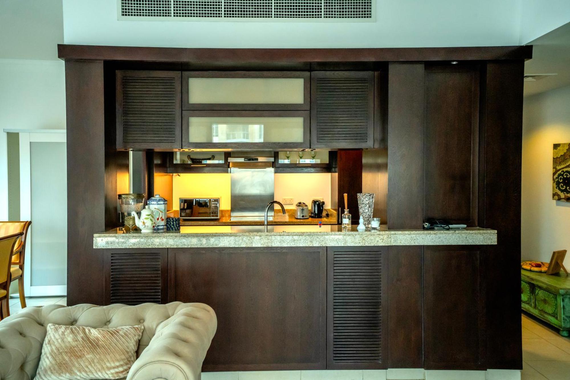 Apartment Elegant Overlooking Mall Fountain.
