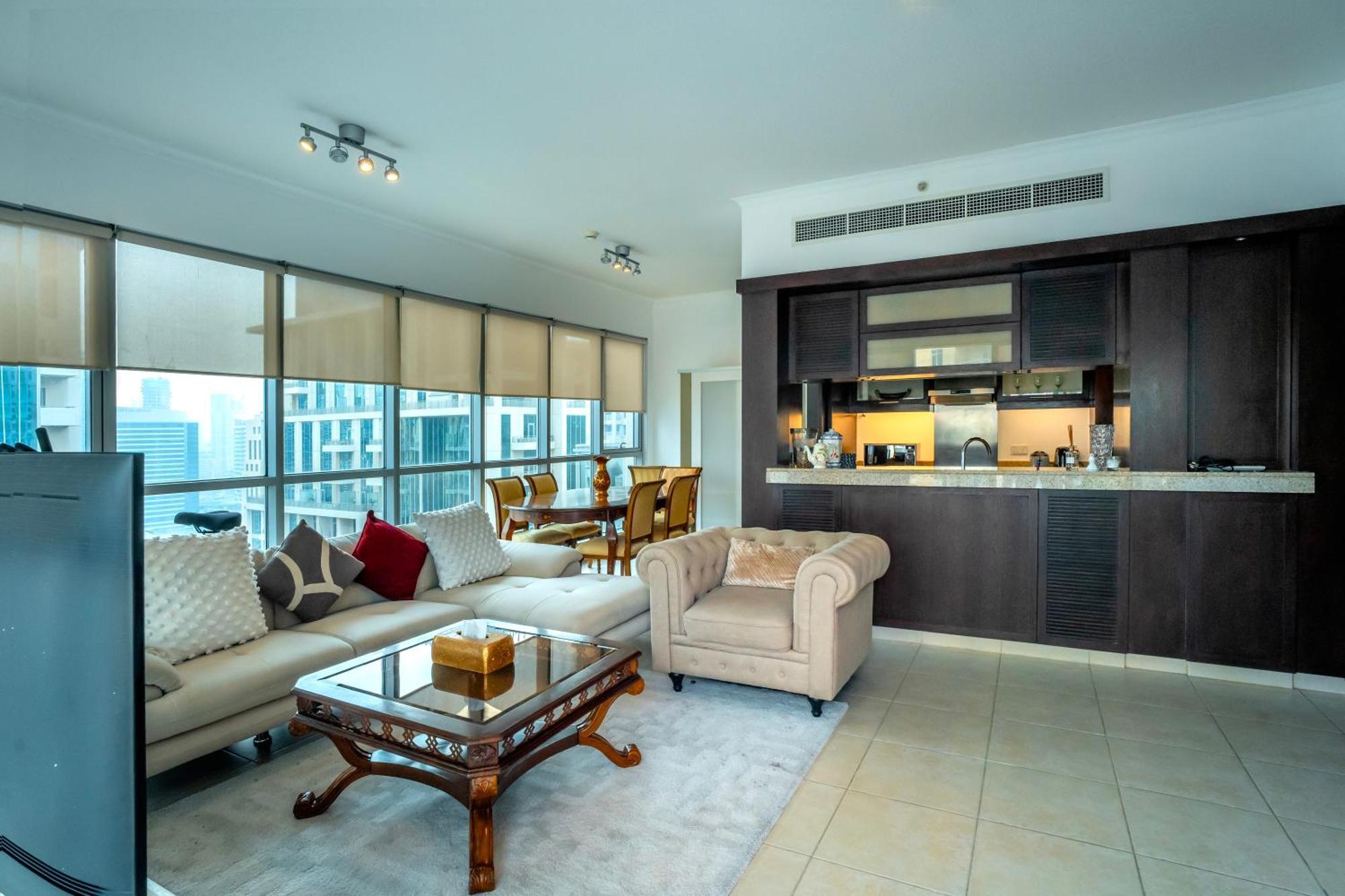 Apartment Elegant Overlooking Mall Fountain. *