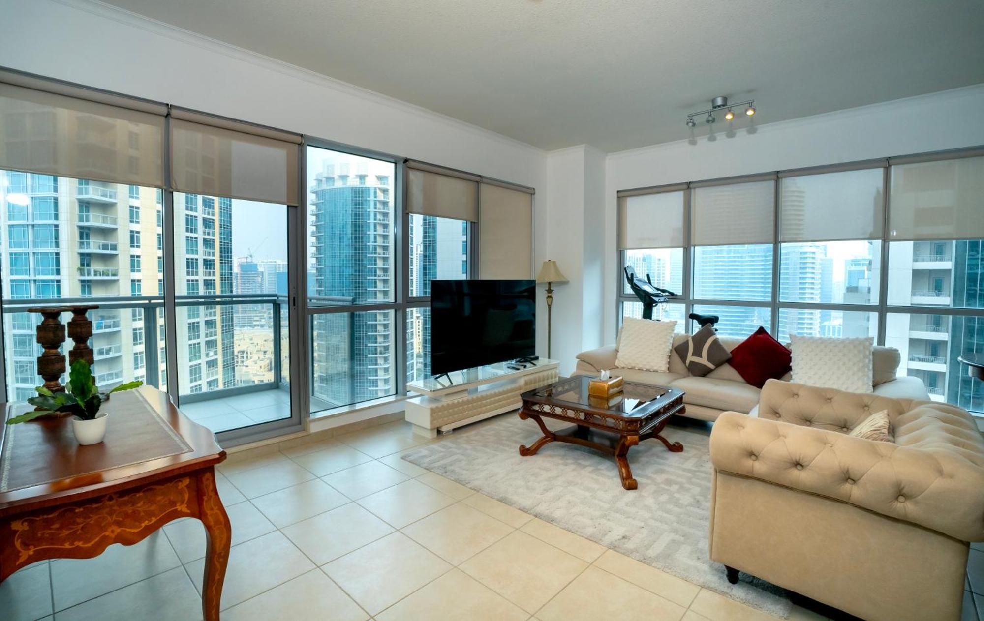Elegant Overlooking Mall Fountain. Apartment Dubai