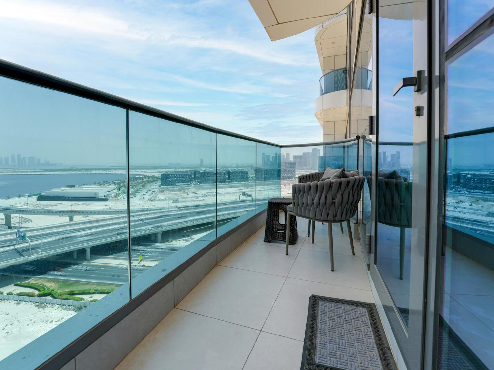 Apartment Prime Location 1br Oasis With Patio & Pool, The Bay