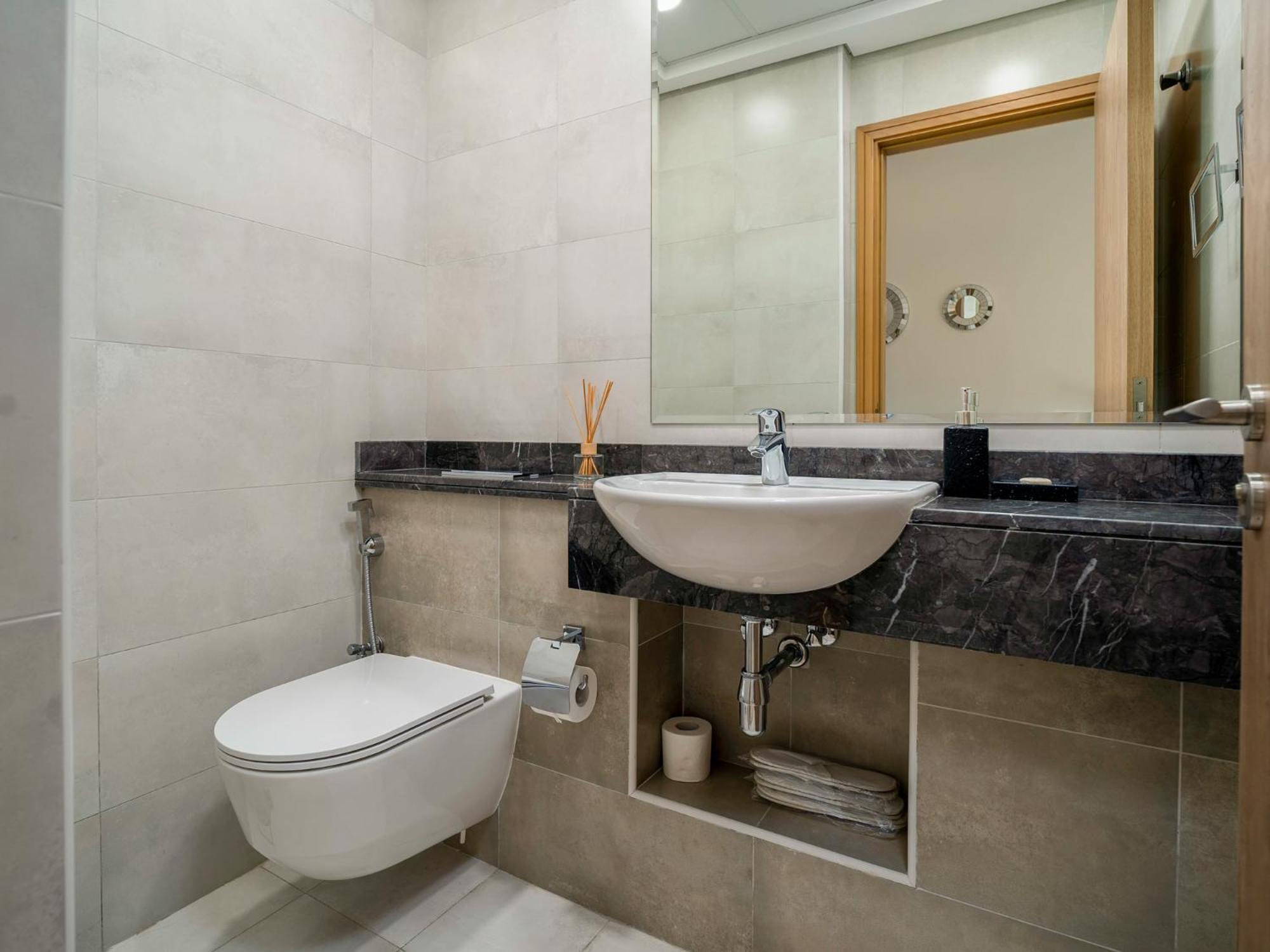 Prime Location 1br Oasis With Patio & Pool, The Bay