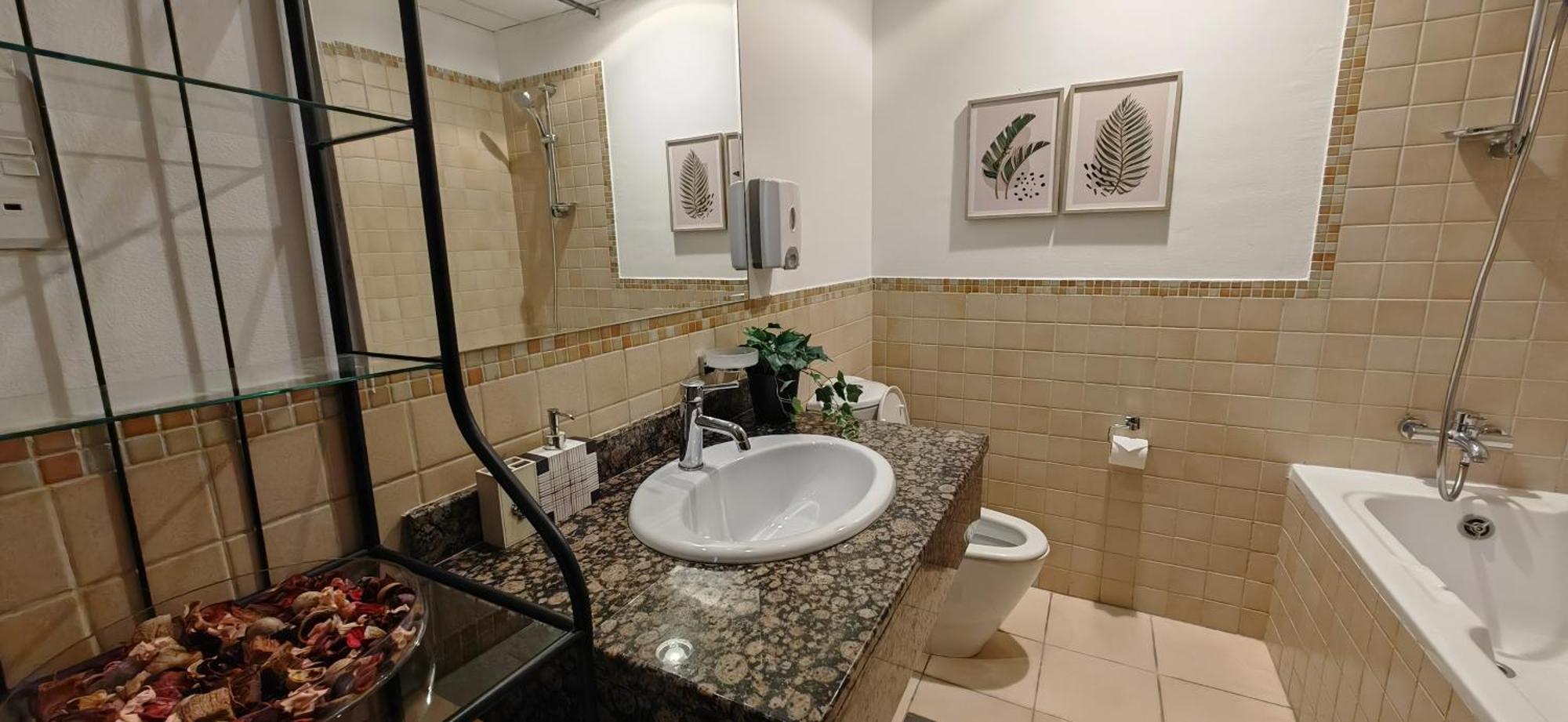 Apartment Marina View Luxury Condo: Spacious 2bd Steps From Jbr *