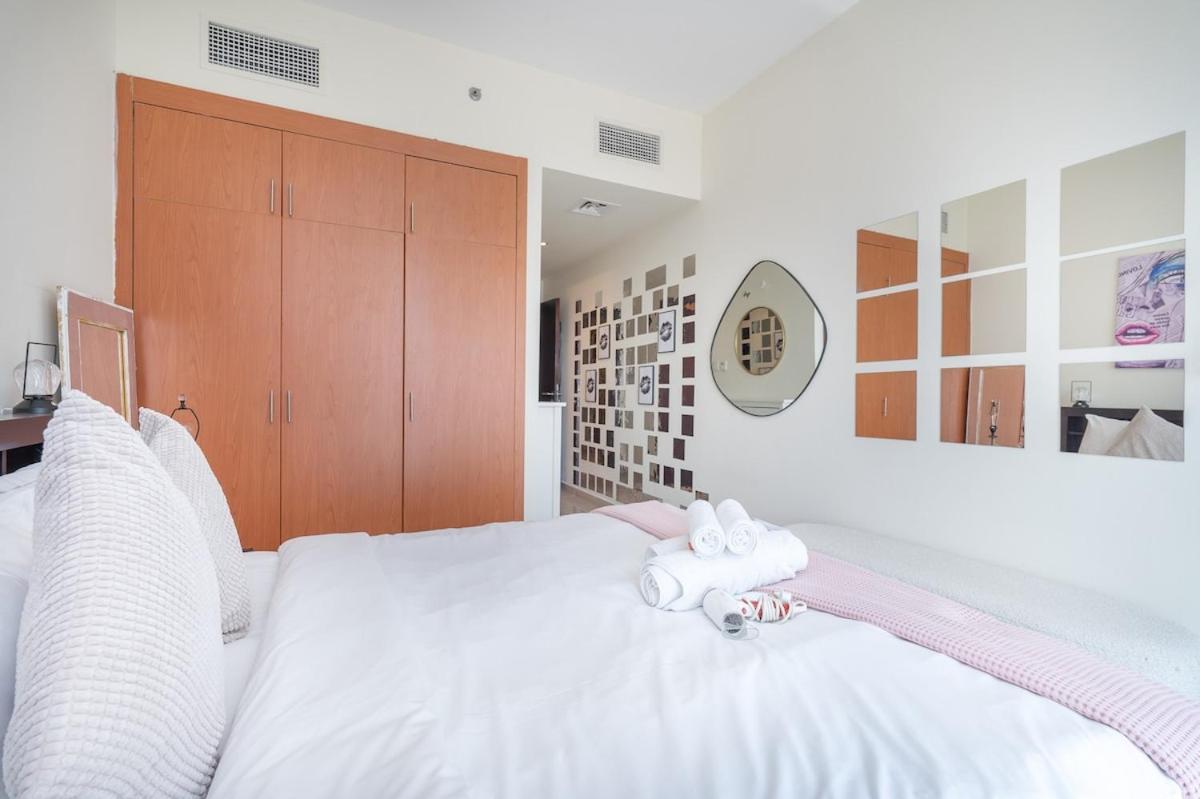 Apartment Modern Aesthetic 1-bedroom With Exudes Warmth And Style In Jlt! Dubai