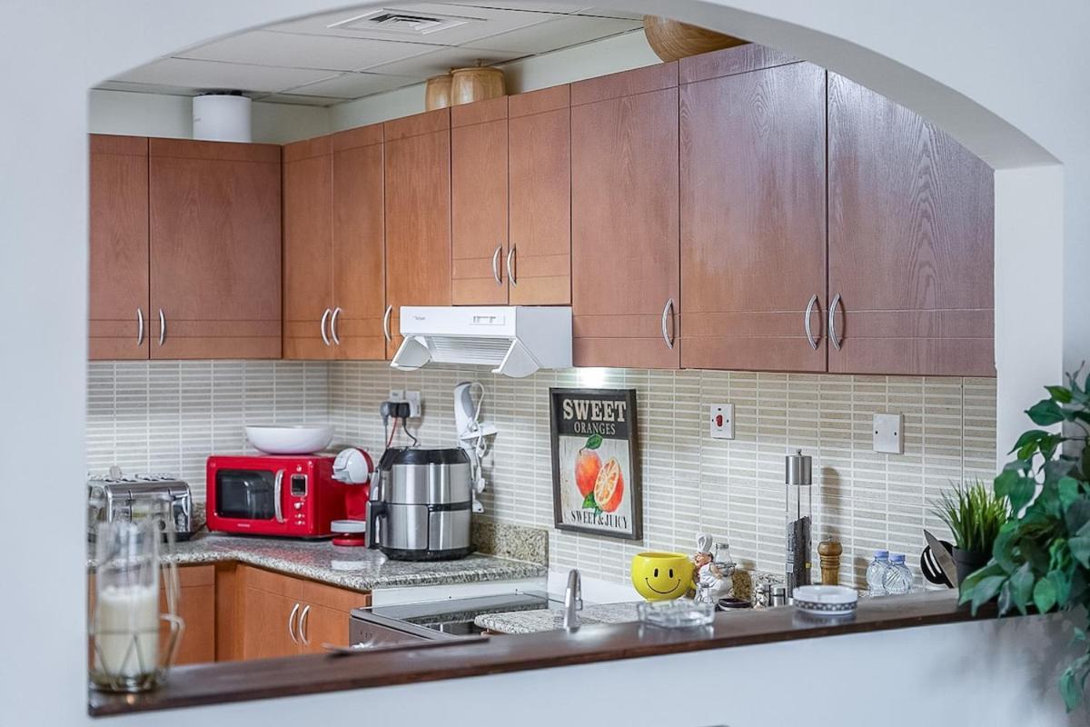 Modern Aesthetic 1-bedroom With Exudes Warmth And Style In Jlt! Apartment Dubai