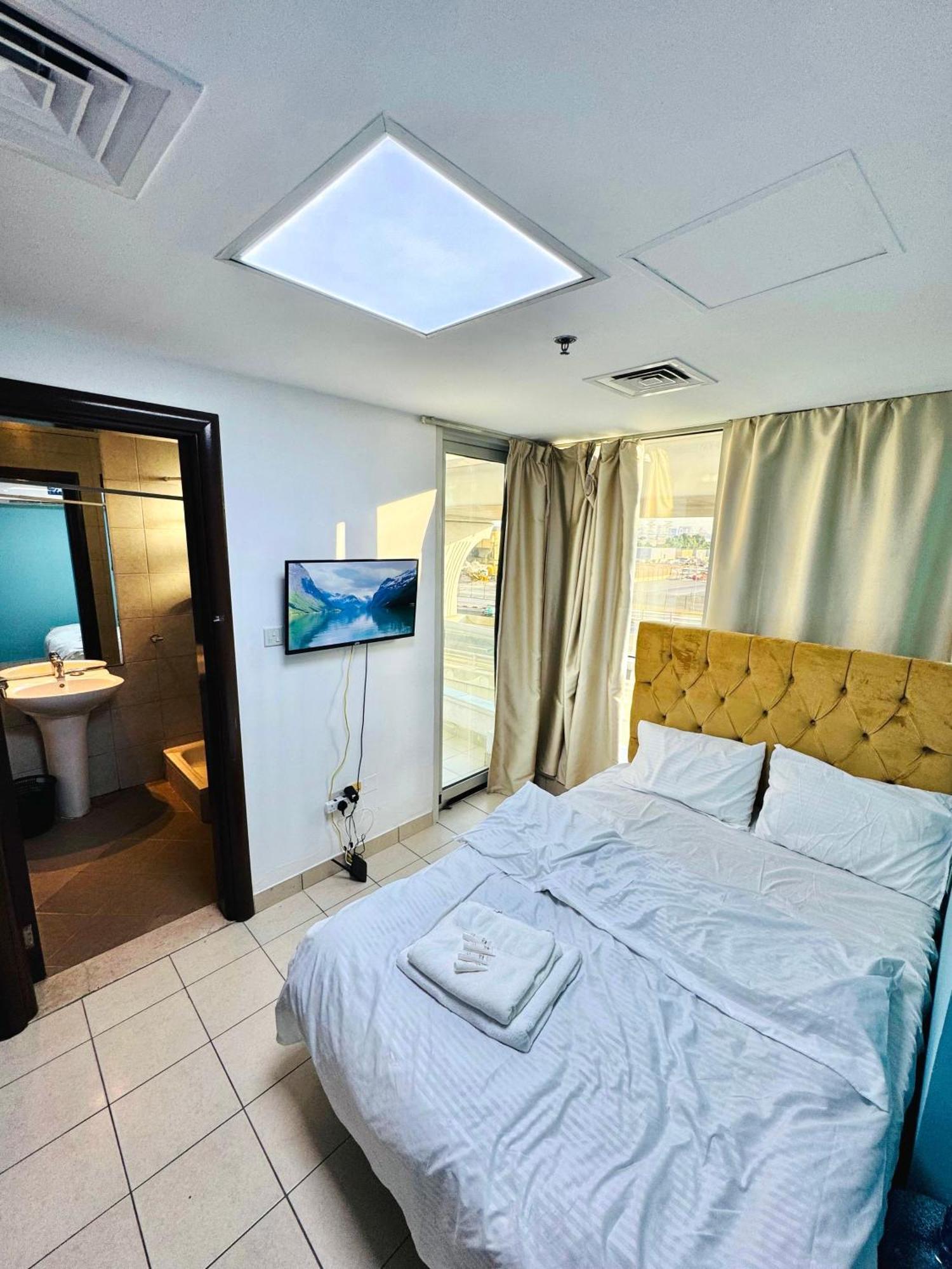 Charming Bath Inside & Balcony Homestay Dubai