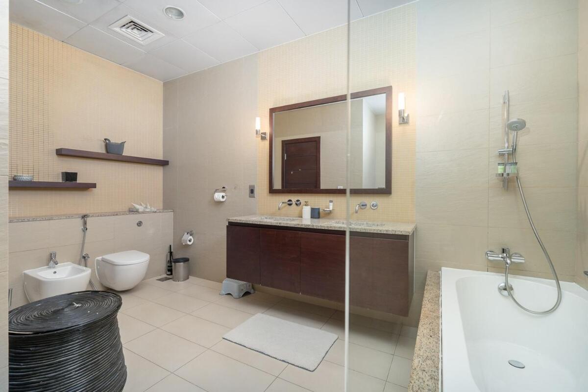 Glorious 3-bedroom With Beach Views At Tiara Residences In Palm Jumeirah