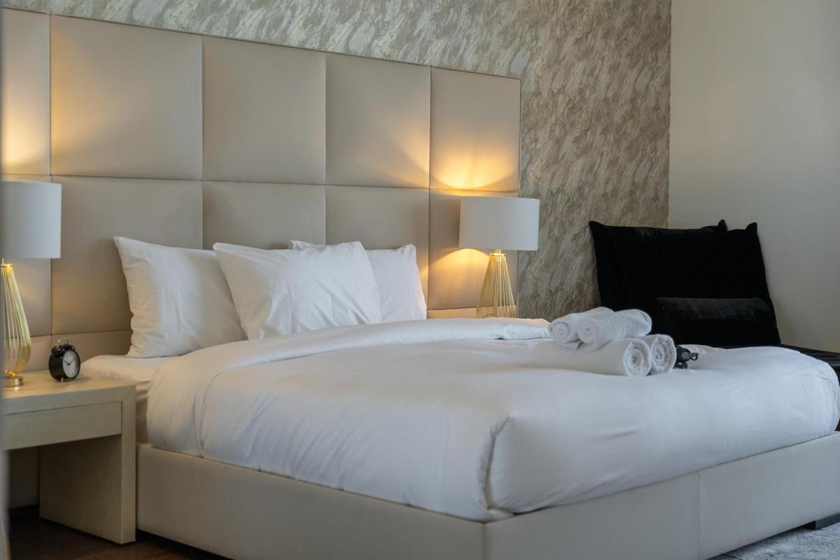 Glorious 3-bedroom With Beach Views At Tiara Residences In Palm Jumeirah