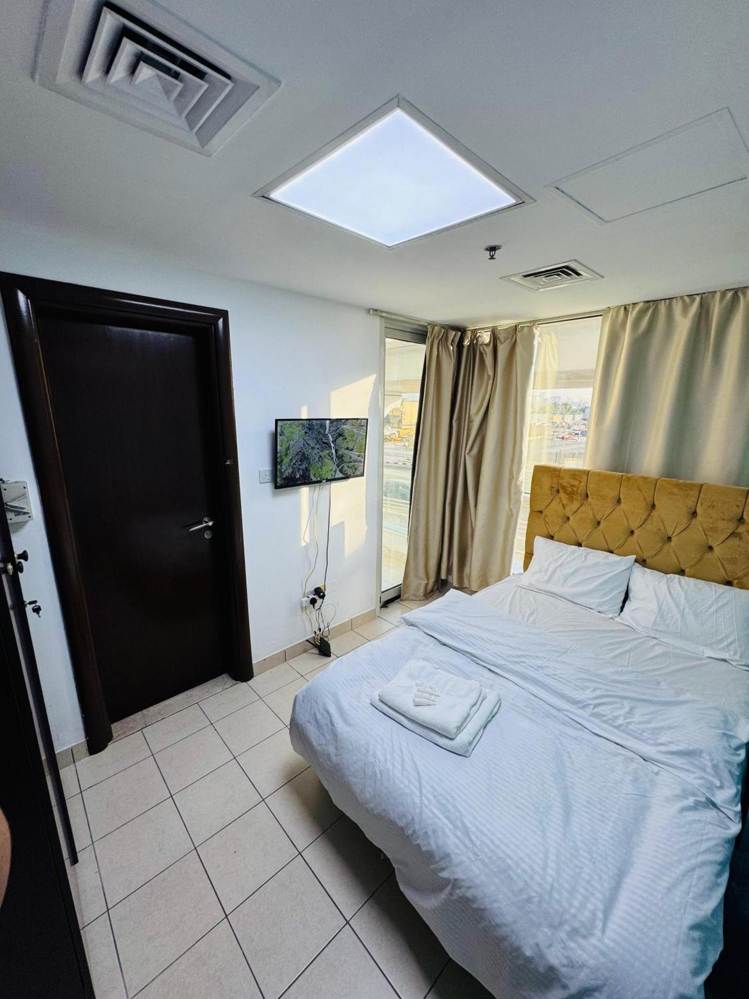 Charming Bath Inside & Balcony Homestay Dubai