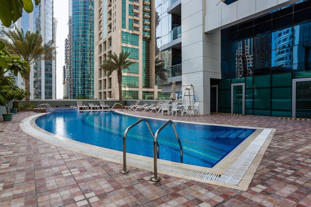 La Buena Vida: Luxe Lakeview Near Metro Apartment Dubai