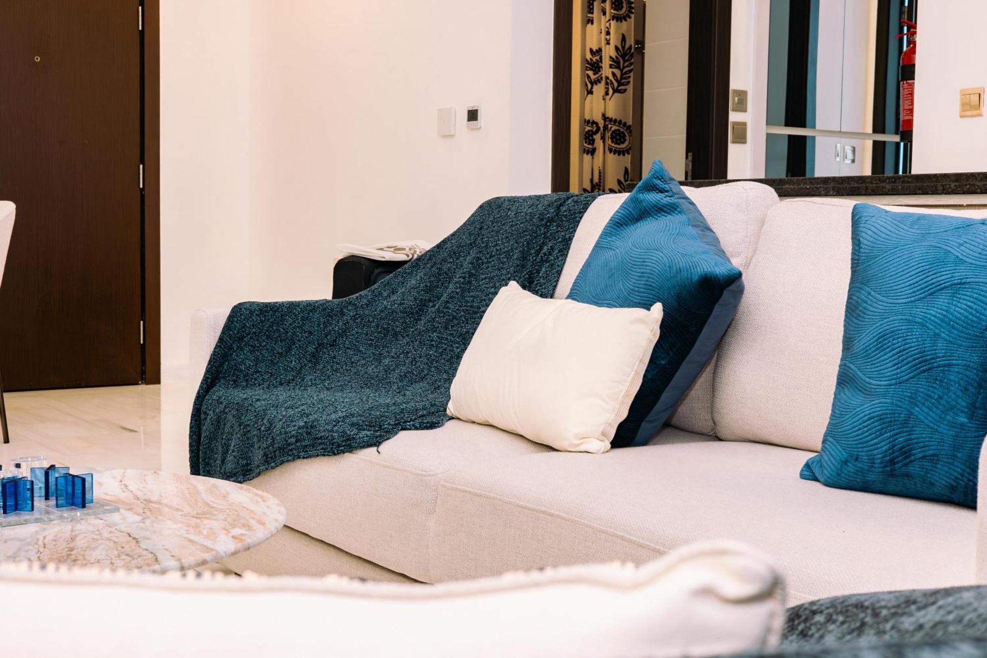 Welhome - Opulent Retreat With Panoramic Cityscape Views * Dubai