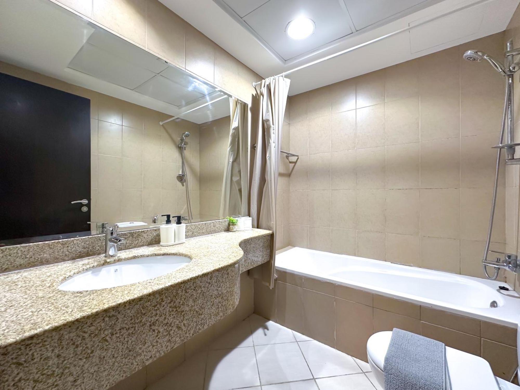 Cozy 2 Bedroom In Red In Sport Apartment Dubai