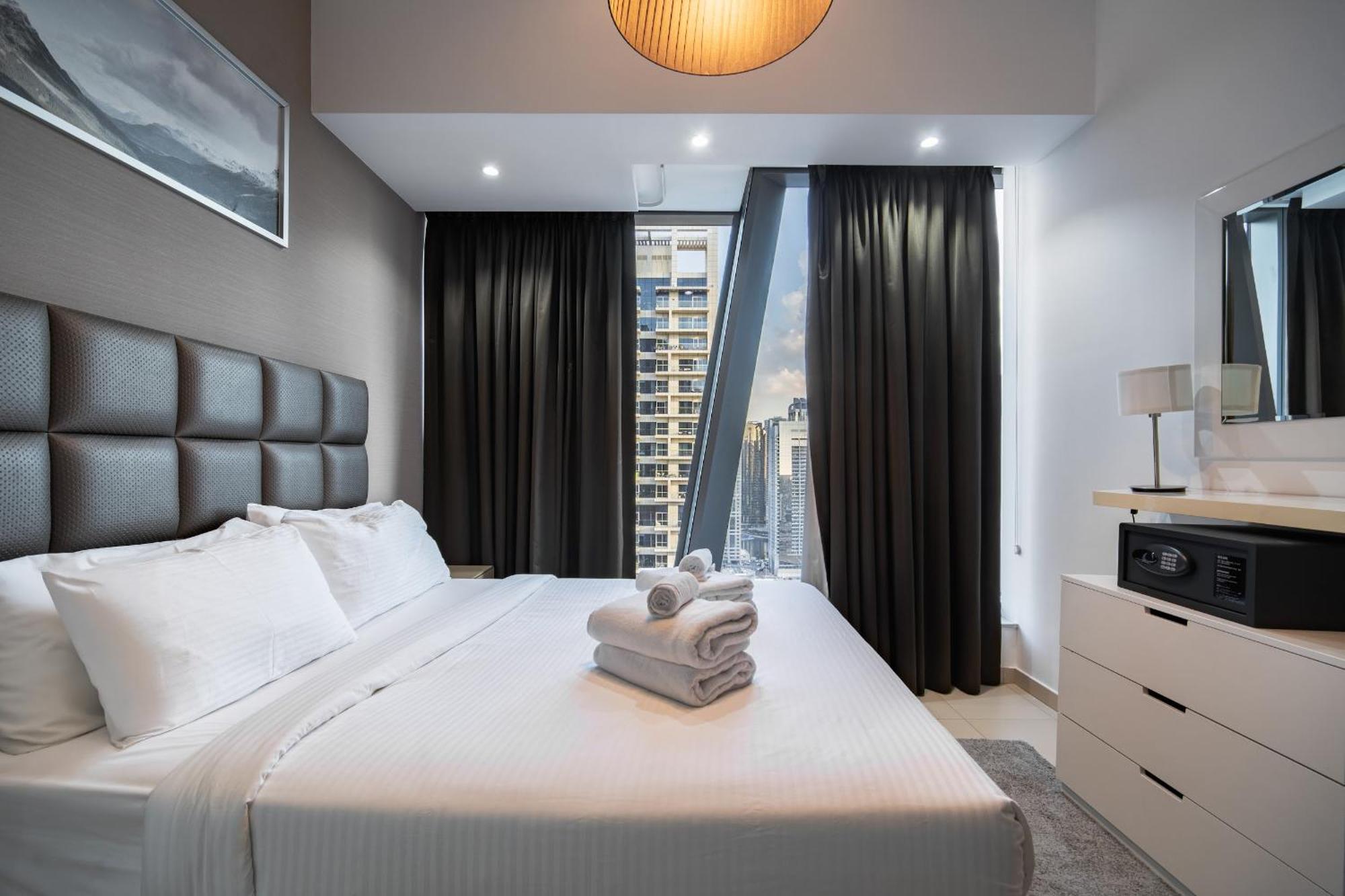 Silverene Tower, 28th-floor Marina View, Walk To Apartment