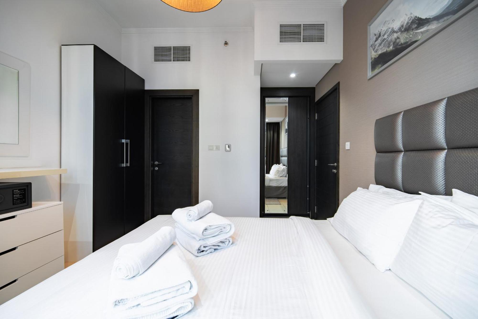 Apartment Silverene Tower, 28th-floor Marina View, Walk To *