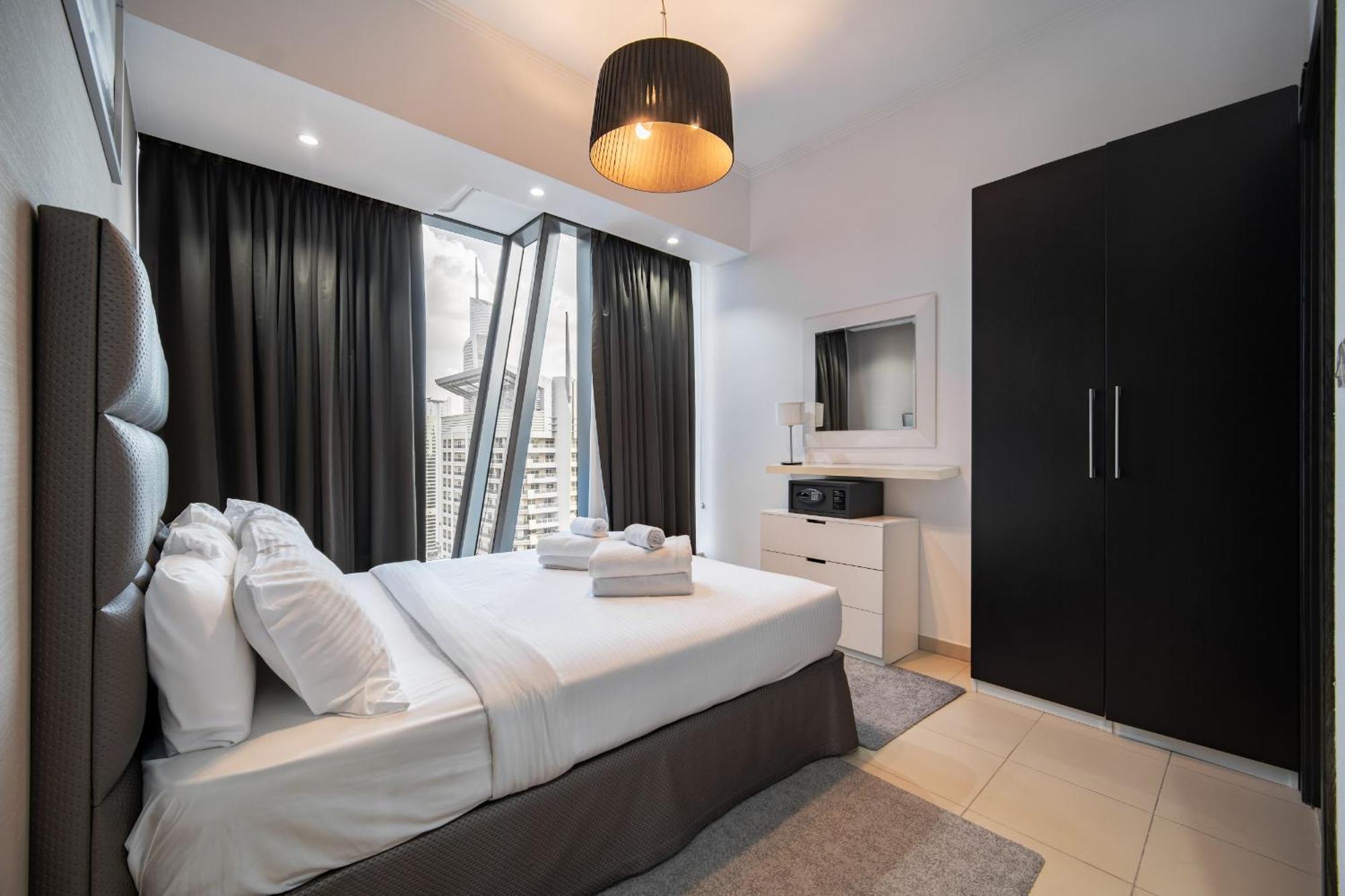Apartment Silverene Tower, 28th-floor Marina View, Walk To