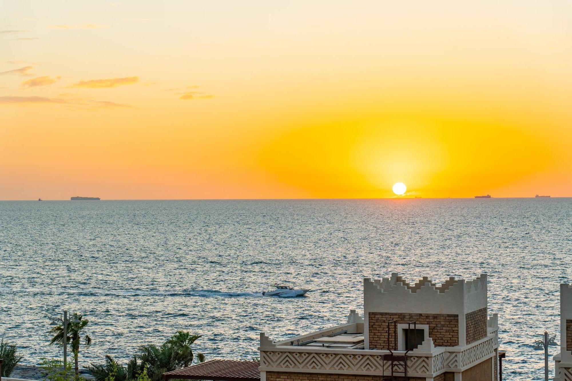 Spacious 2br - Private & Sea & Skyline Views Apartment