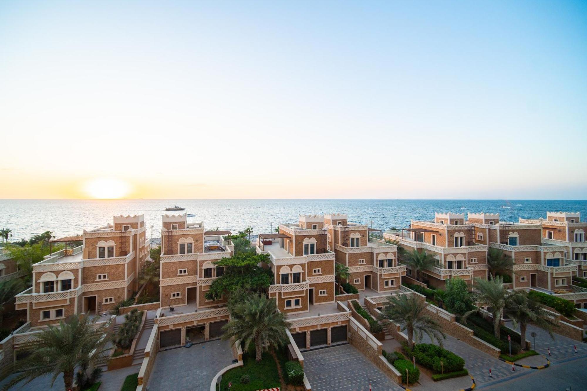 Apartment Spacious 2br - Private & Sea & Skyline Views