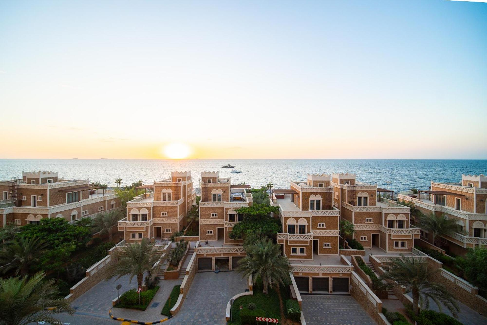 Apartment Spacious 2br - Private & Sea & Skyline Views *