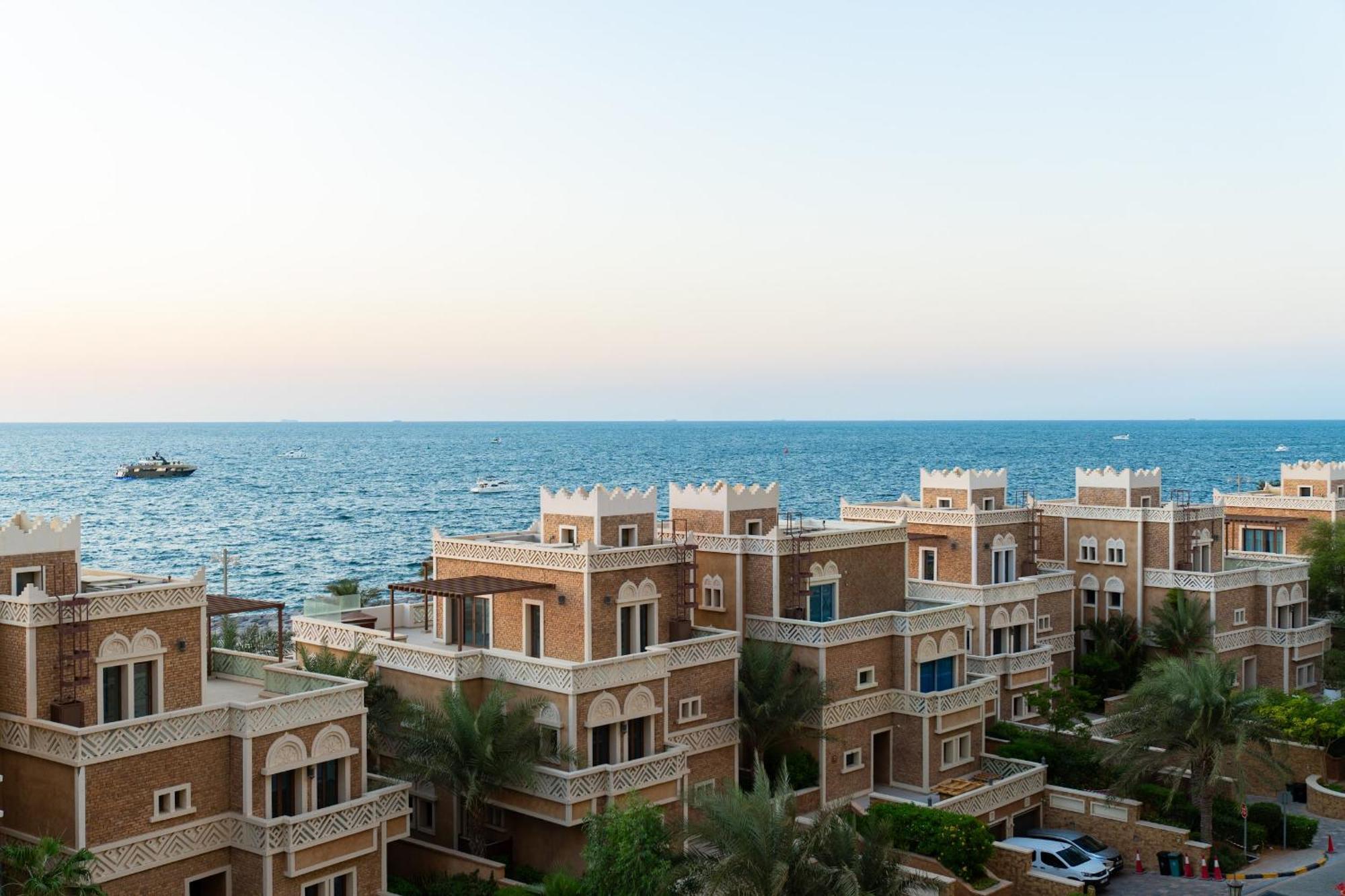 Spacious 2br - Private & Sea & Skyline Views *