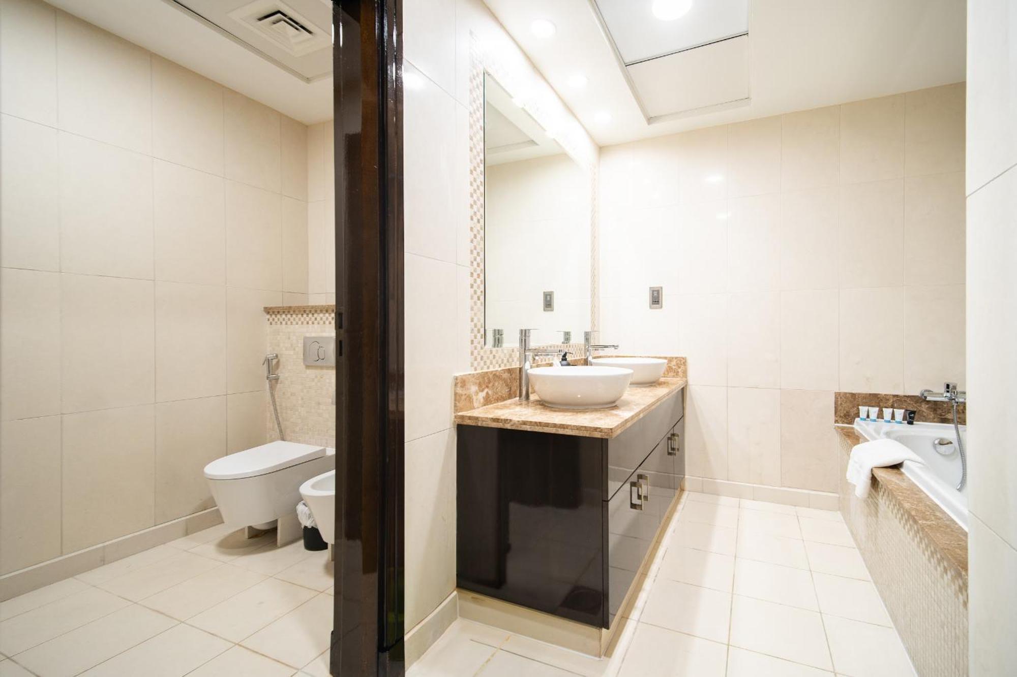Apartment Spacious 2br - Private & Sea & Skyline Views