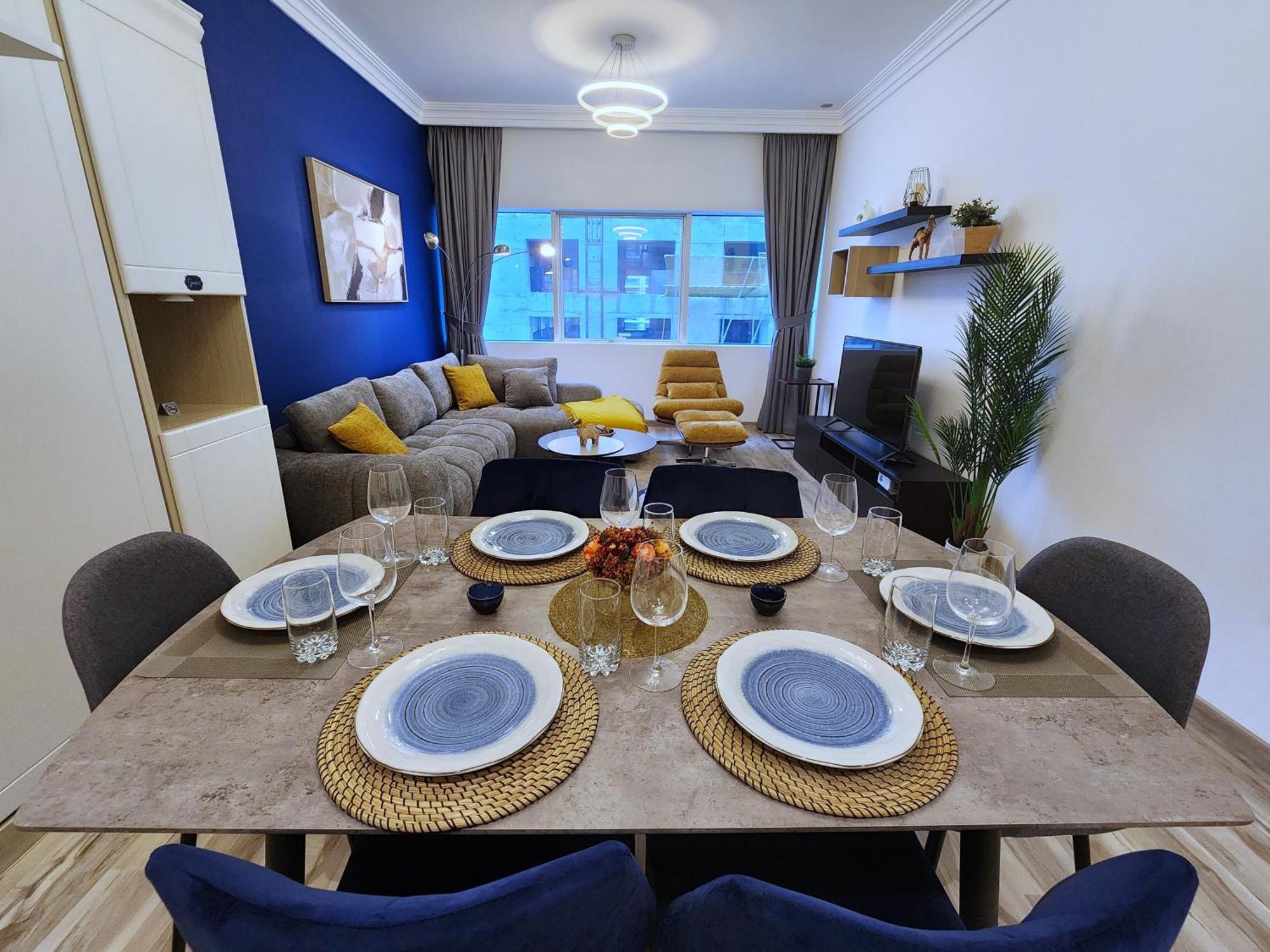 Apartment Chateau Chill, High-rise Marina Escape *