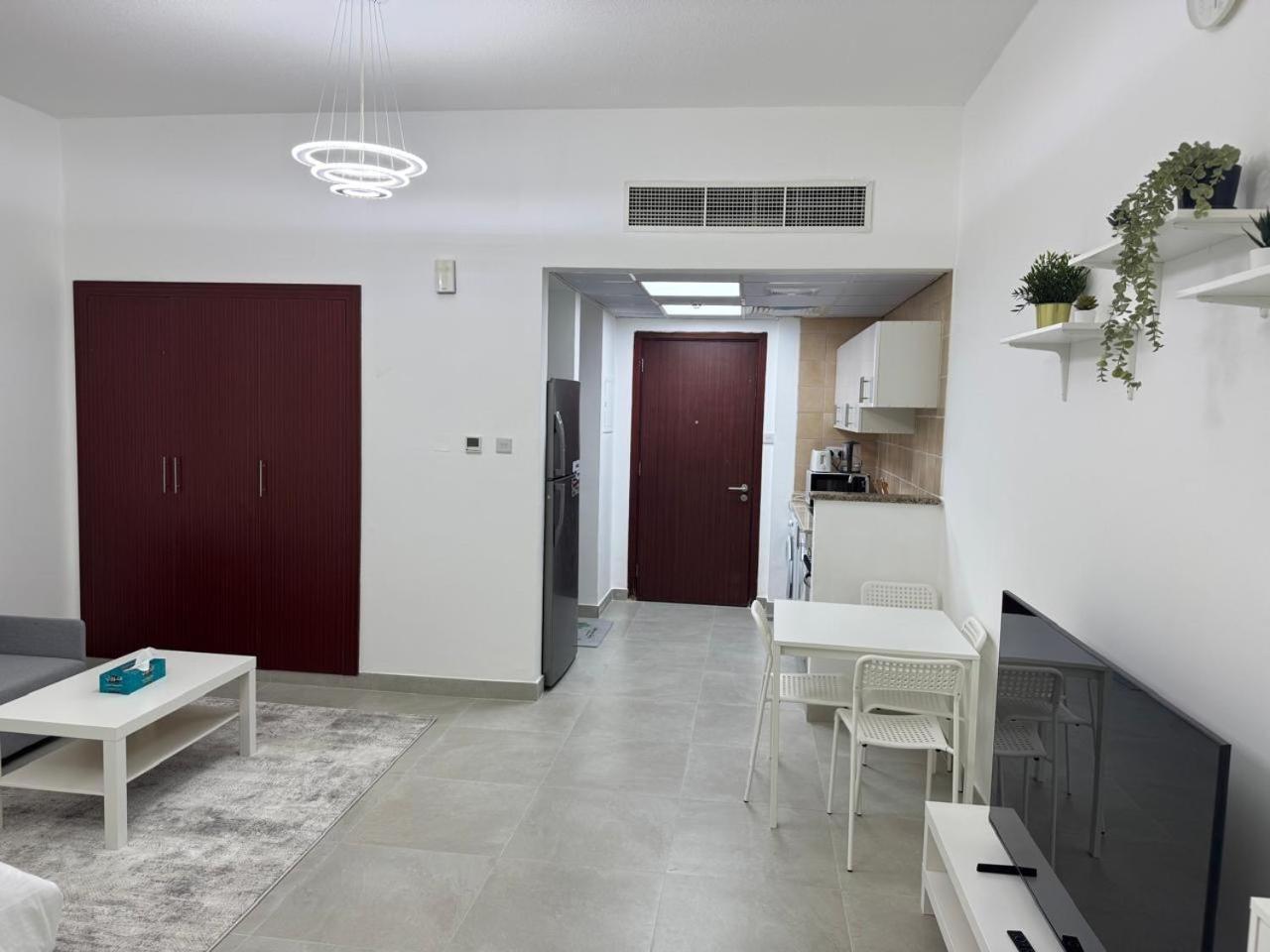 England Cluster International - Bright,spacious And Well Furnished Apartment
