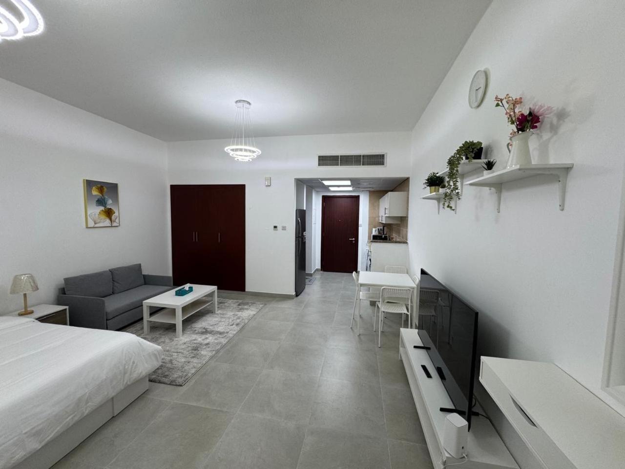 England Cluster International - Bright,spacious And Well Furnished Apartment