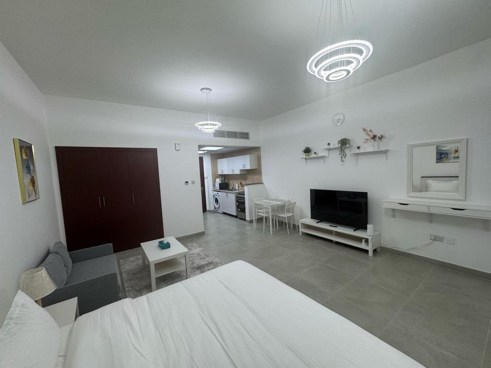 England Cluster International - Bright,spacious And Well Furnished