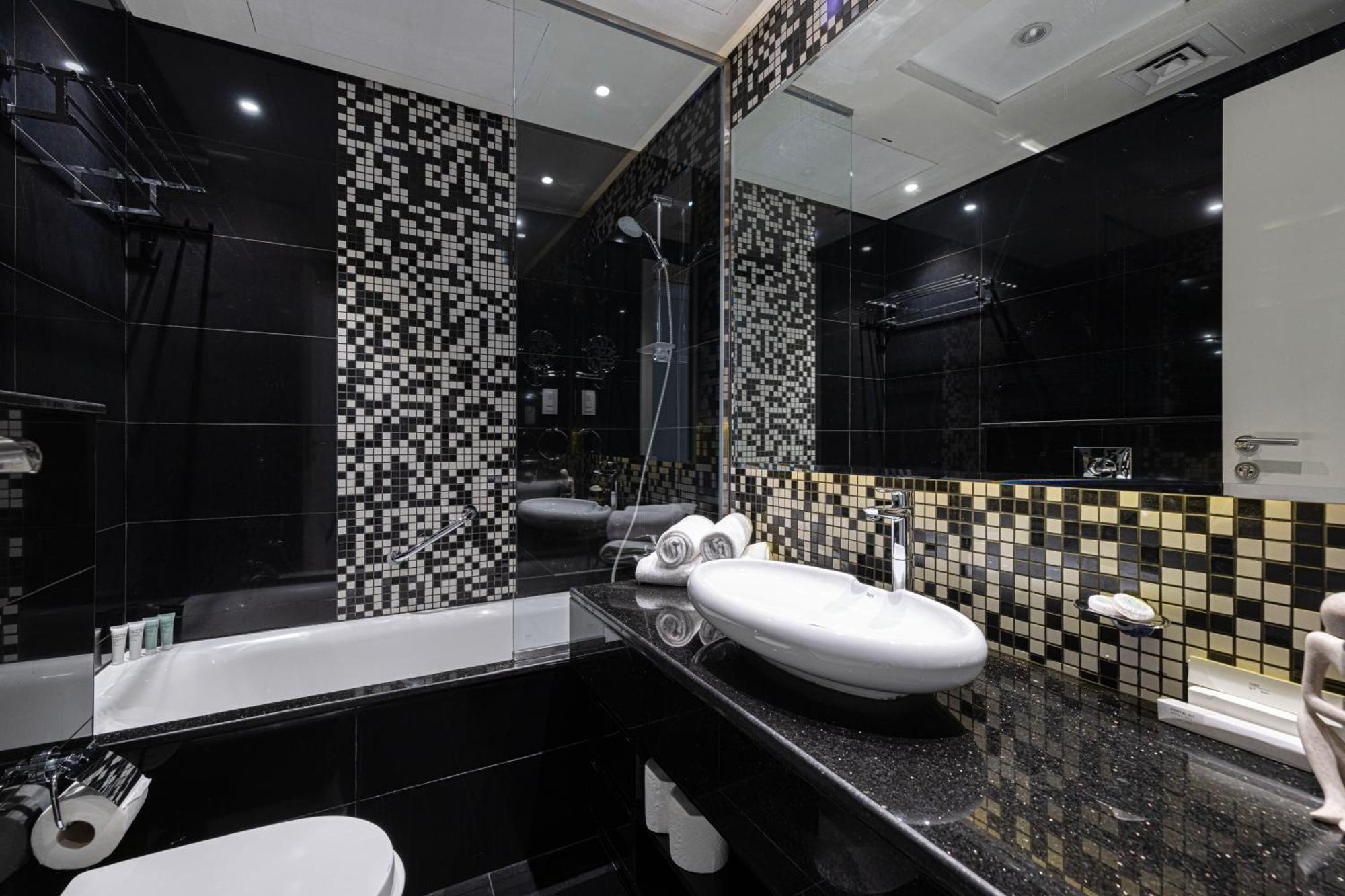 Bay's Edge, Luxury Canal View 2br In Business Bay Dubai