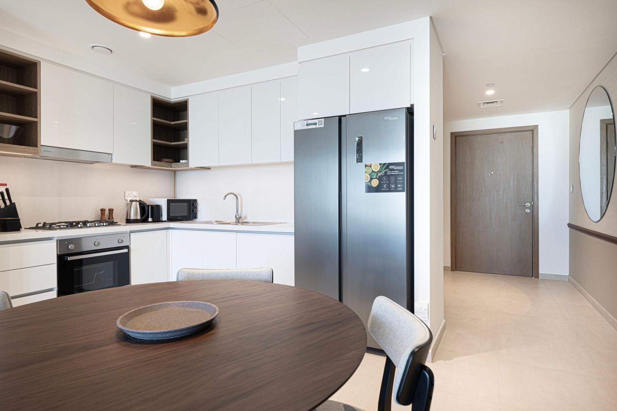 Downtown Chic 2 Bedroom I Mall Access I Views Of Burj Khalifa From Pool I Free Parking, Gym, Pool & Wi-fi I By Meerak