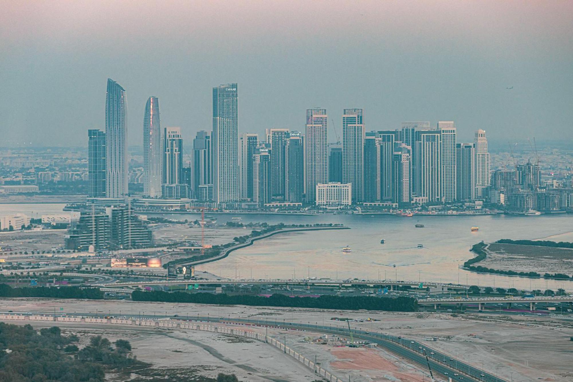 Apartment Downtown Chic 2 Bedroom I Mall Access I Views Of Burj Khalifa From Pool I Free Parking, Gym, Pool & Wi-fi I By Meerak *