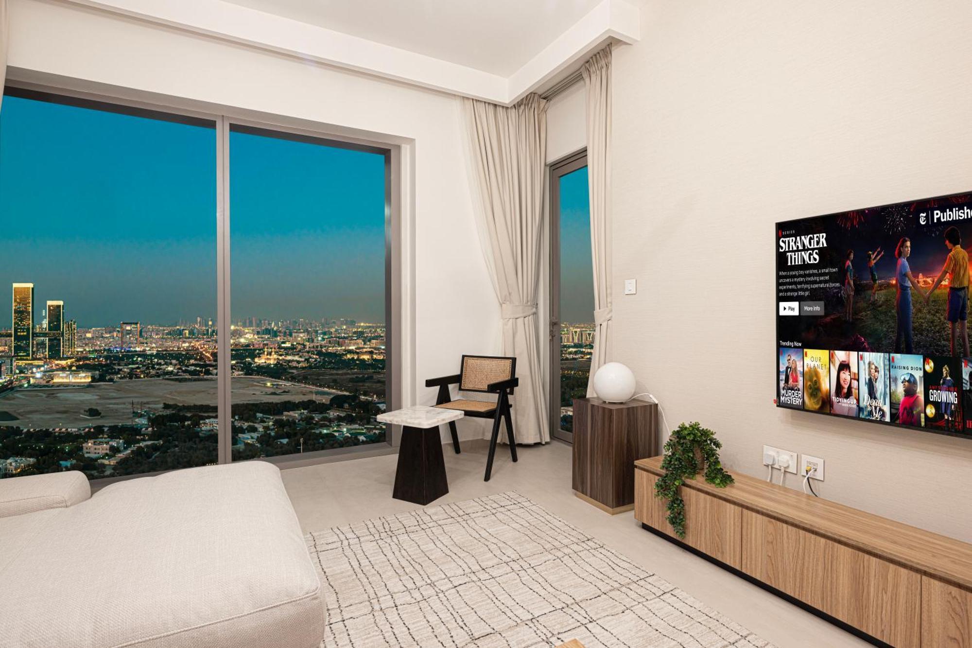 Apartment Downtown Chic 2 Bedroom I Mall Access I Views Of Burj Khalifa From Pool I Free Parking, Gym, Pool & Wi-fi I By Meerak