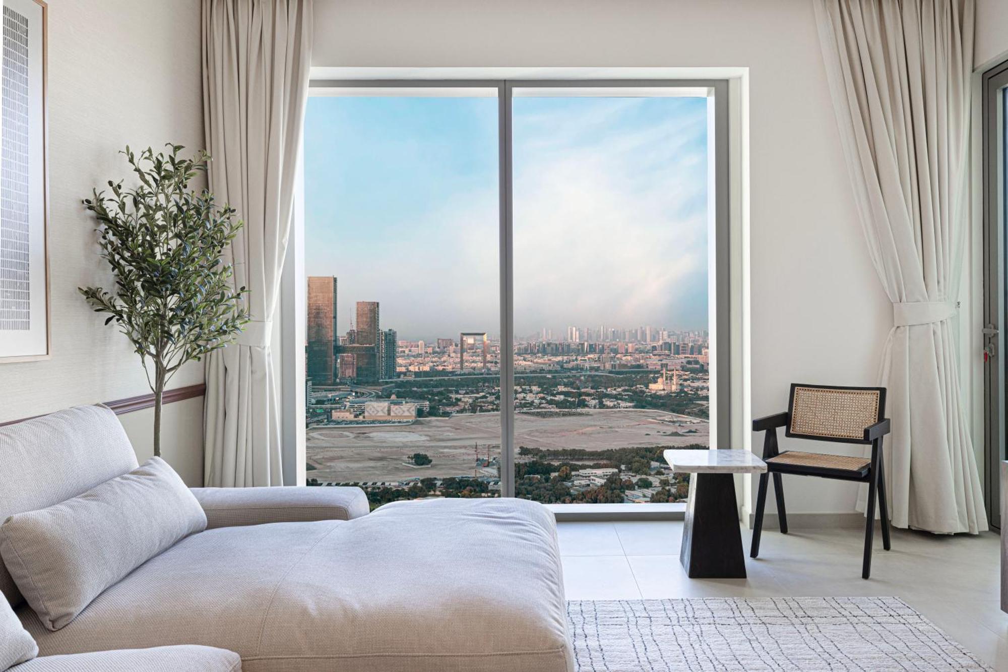 Downtown Chic 2 Bedroom I Mall Access I Views Of Burj Khalifa From Pool I Free Parking, Gym, Pool & Wi-fi I By Meerak Dubai