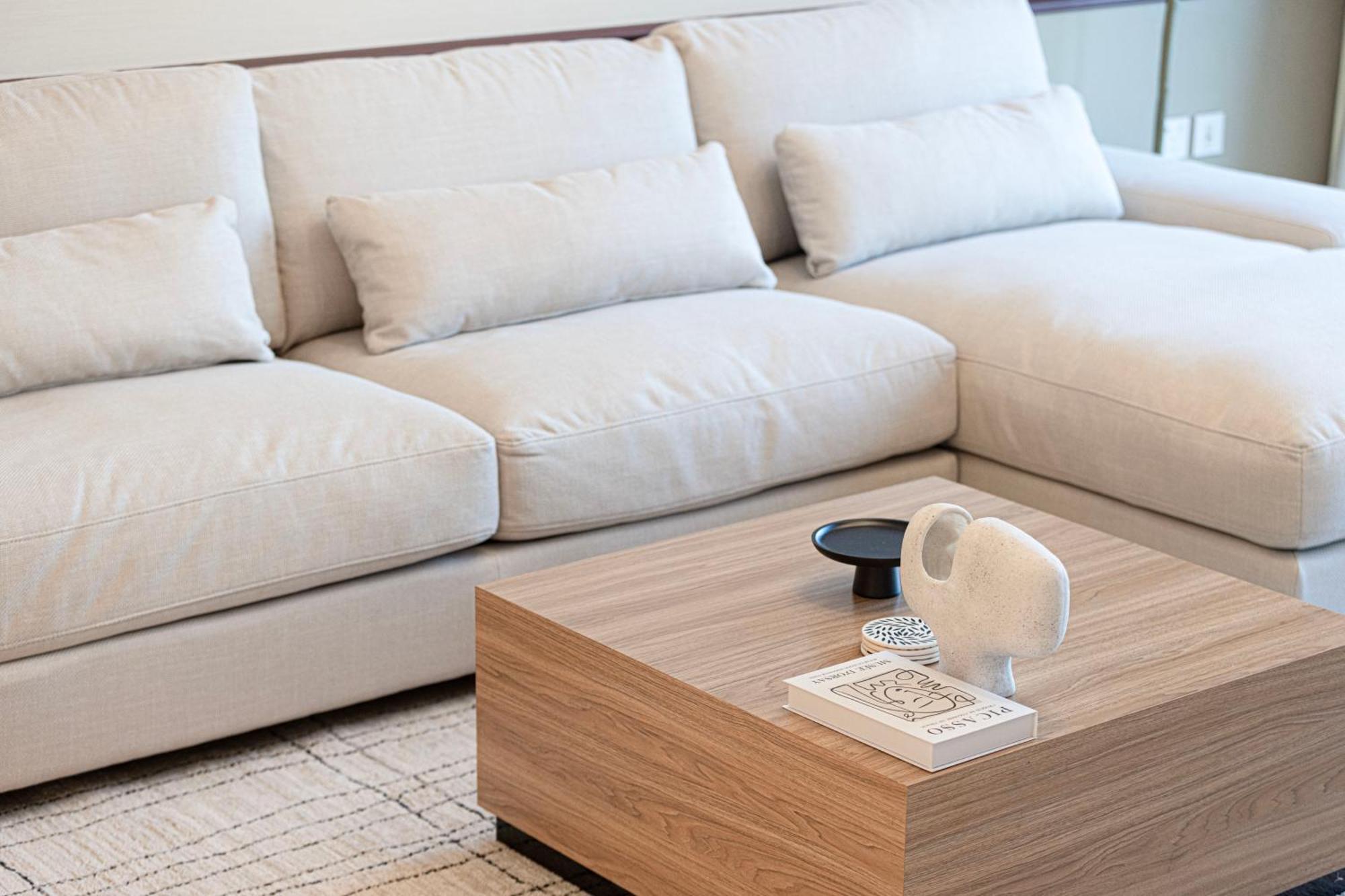 Downtown Chic 2 Bedroom I Mall Access I Views Of Burj Khalifa From Pool I Free Parking, Gym, Pool & Wi-fi I By Meerak * Dubai