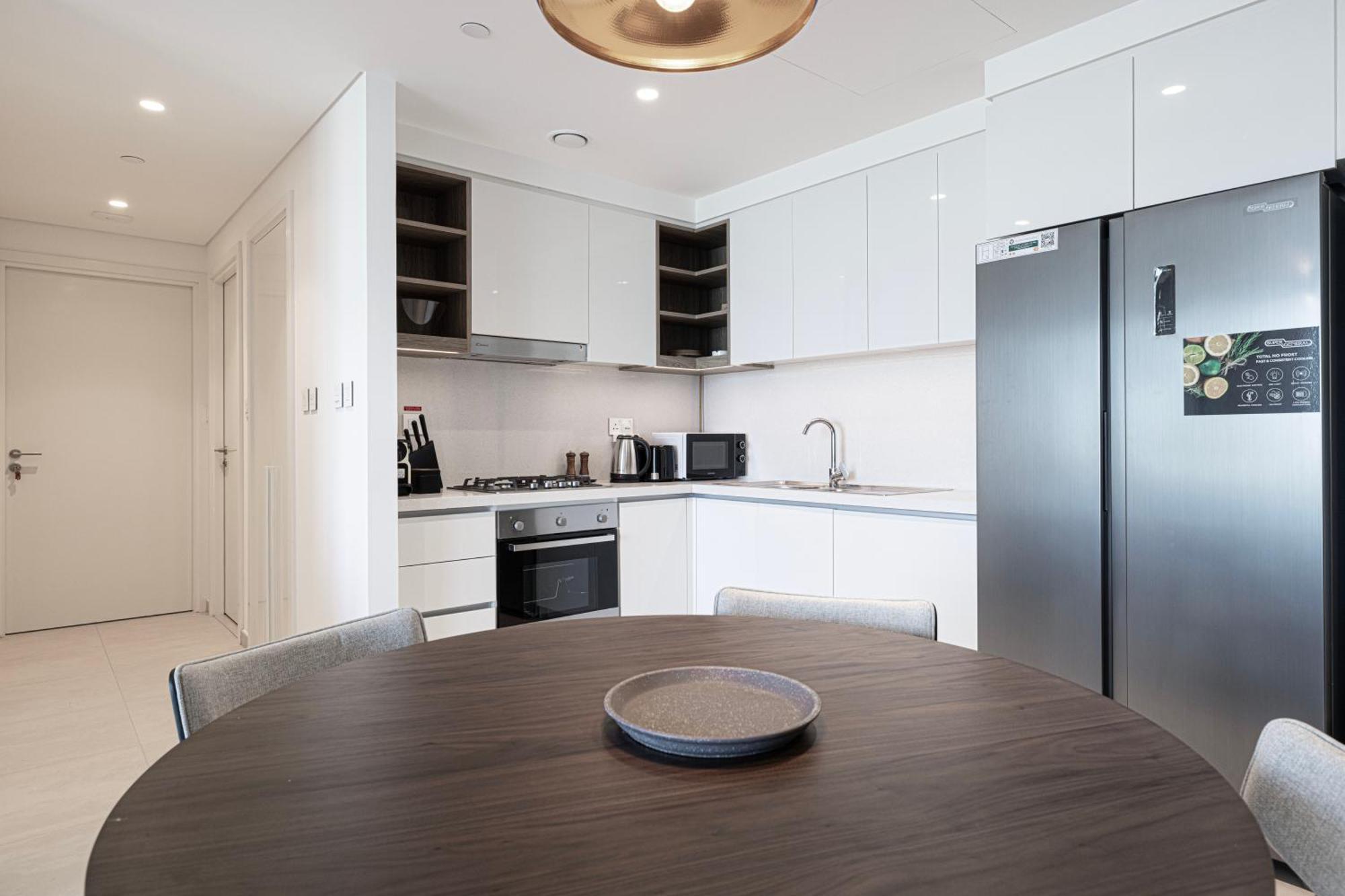 Downtown Chic 2 Bedroom I Mall Access I Views Of Burj Khalifa From Pool I Free Parking, Gym, Pool & Wi-fi I By Meerak