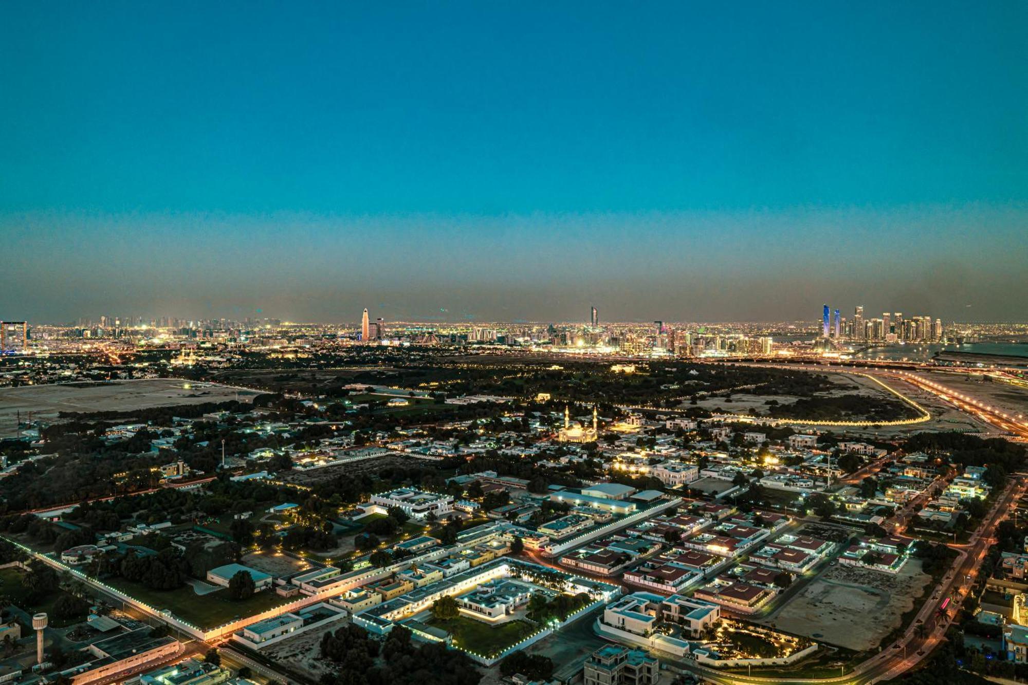 Downtown Chic 2 Bedroom I Mall Access I Views Of Burj Khalifa From Pool I Free Parking, Gym, Pool & Wi-fi I By Meerak Apartment *