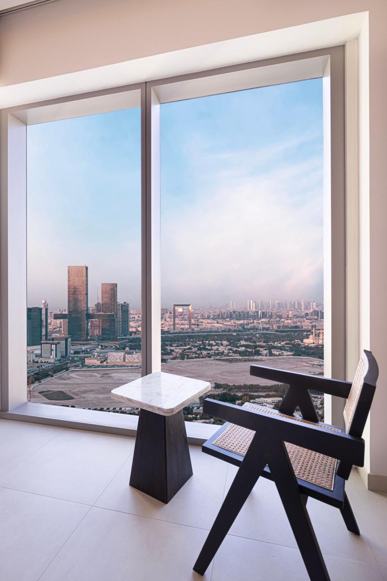 Downtown Chic 2 Bedroom I Mall Access I Views Of Burj Khalifa From Pool I Free Parking, Gym, Pool & Wi-fi I By Meerak Apartment Dubai
