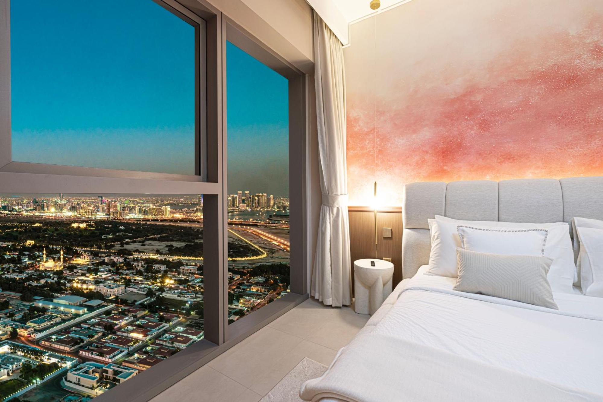 Downtown Chic 2 Bedroom I Mall Access I Views Of Burj Khalifa From Pool I Free Parking, Gym, Pool & Wi-fi I By Meerak Apartment