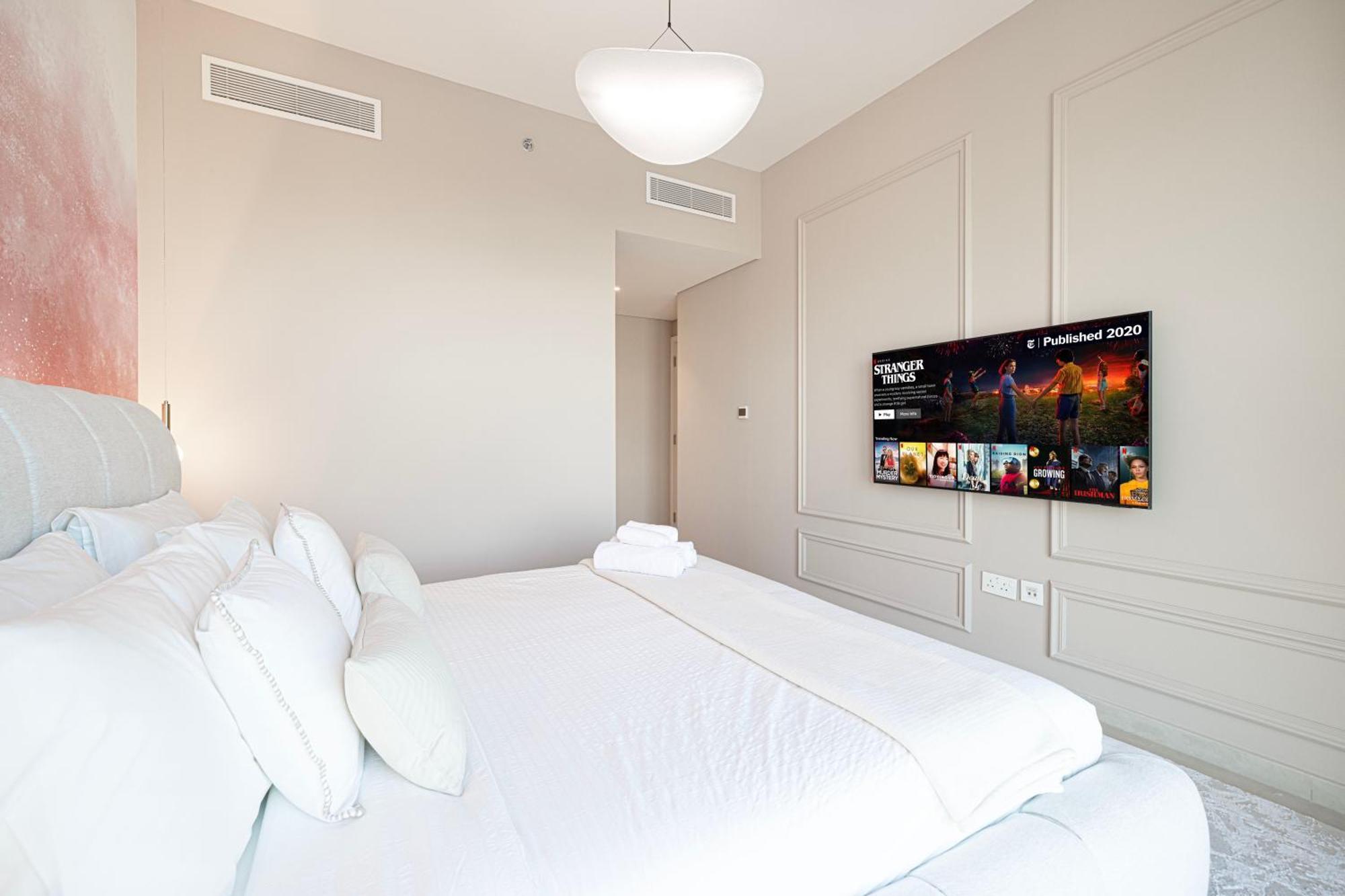 Apartment Downtown Chic 2 Bedroom I Mall Access I Views Of Burj Khalifa From Pool I Free Parking, Gym, Pool & Wi-fi I By Meerak Dubai