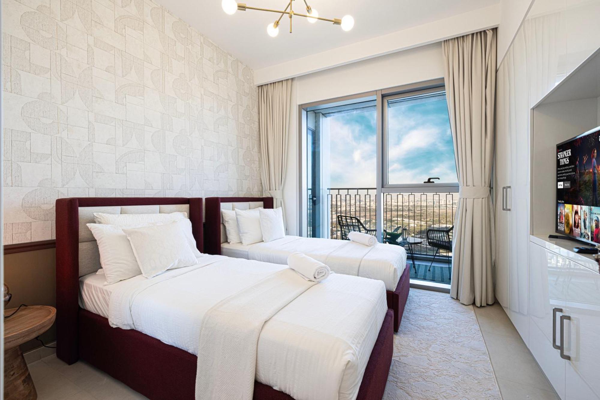 Downtown Chic 2 Bedroom I Mall Access I Views Of Burj Khalifa From Pool I Free Parking, Gym, Pool & Wi-fi I By Meerak * Dubai
