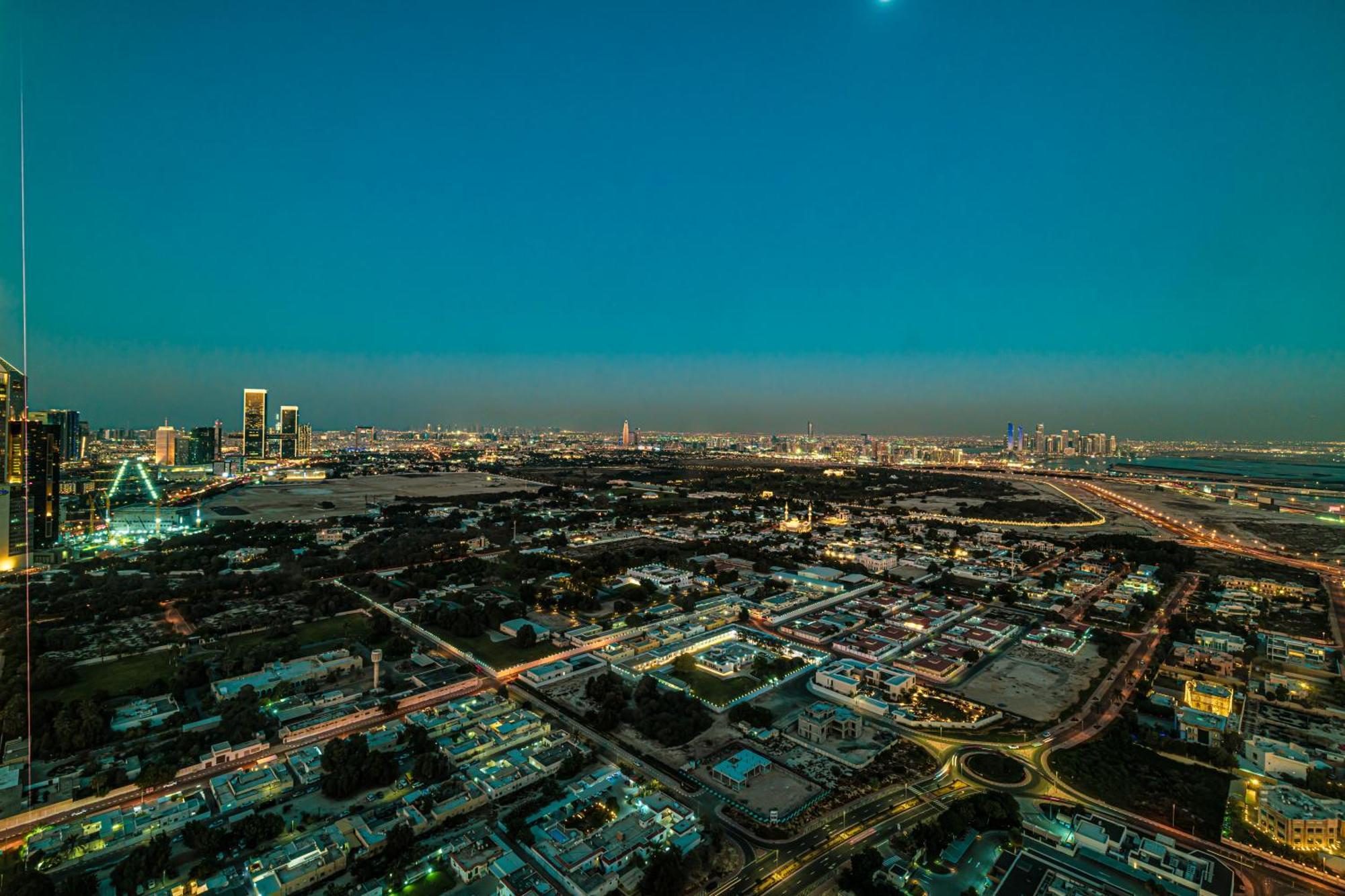 Downtown Chic 2 Bedroom I Mall Access I Views Of Burj Khalifa From Pool I Free Parking, Gym, Pool & Wi-fi I By Meerak