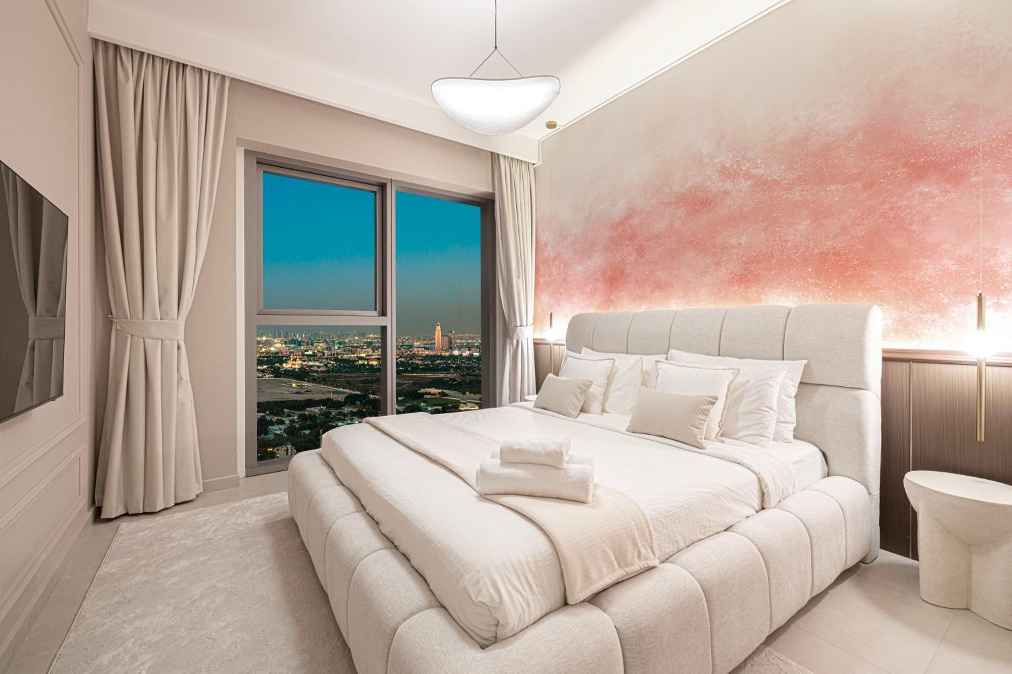 Apartment Downtown Chic 2 Bedroom I Mall Access I Views Of Burj Khalifa From Pool I Free Parking, Gym, Pool & Wi-fi I By Meerak *